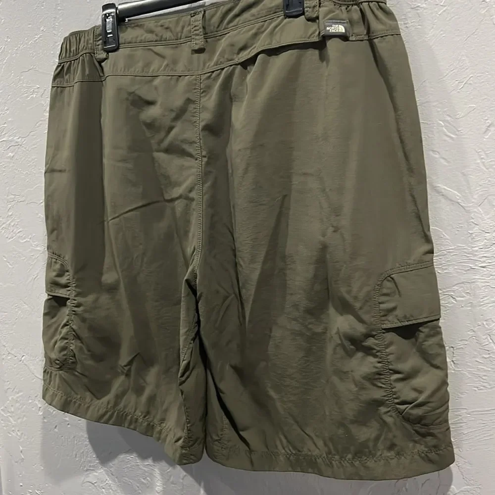 🔥🔥 THE NORTH FACE‎ Men's Olive Nylon Cargo Shorts Size XL - PERFECT Condition